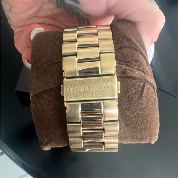 Michael Kors Oversized Slim Runway Gold-Tone
Watch - Picture 4 of 7